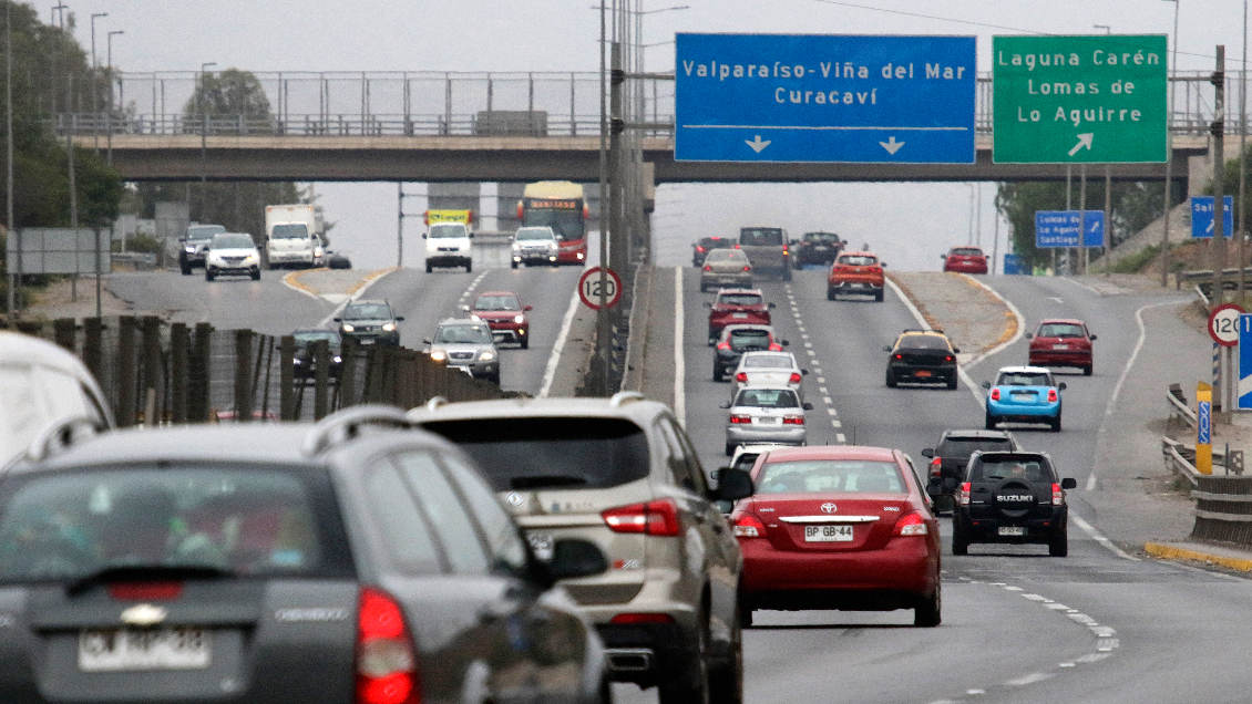 Prevén salida de 400 mil vehículos desde Santiago este fin de semana largo