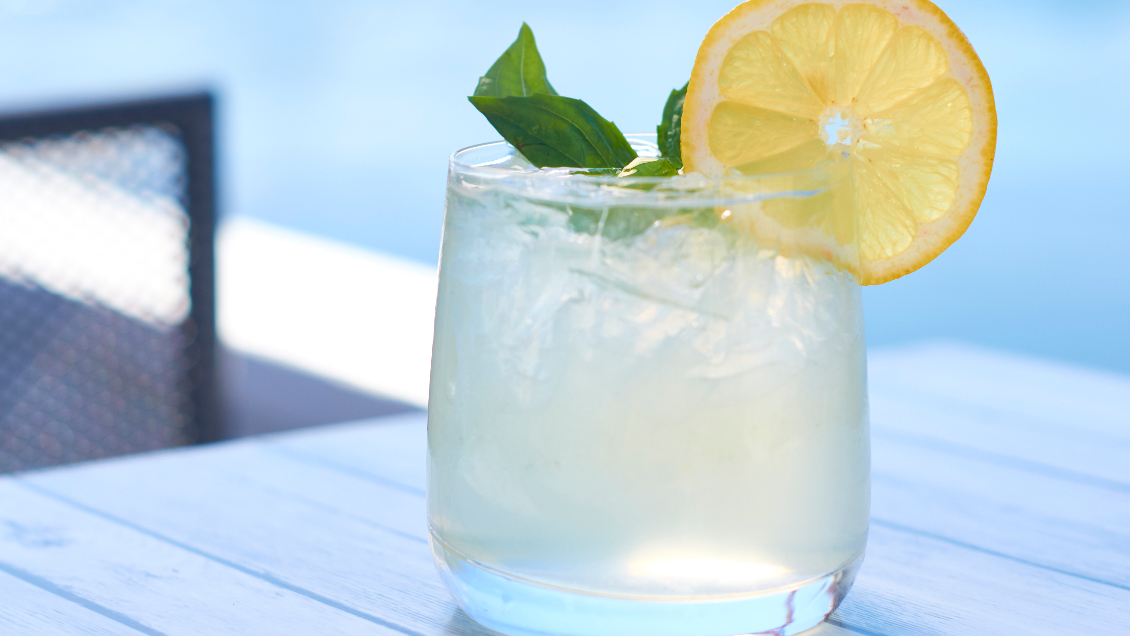 Insólito: Bar le cobró por agregar rodajas de limón a su trago