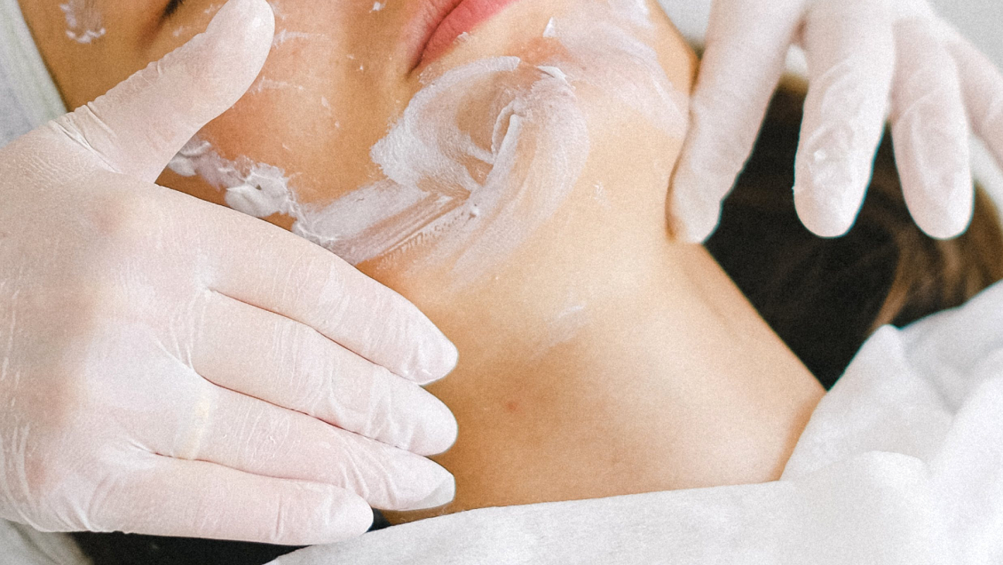 Esteticista ucraniana sacaba a sus clientes información clave para Rusia