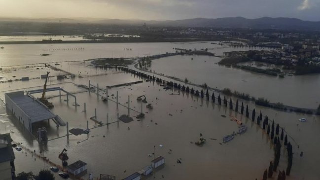 Once muertos, daños millonarios y un virulento fuego forestal por el ciclón Ciarán en Europa