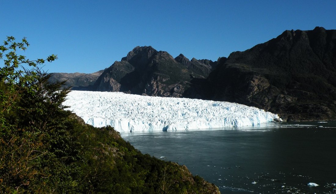 Por fragilidad del hielo: Conaf prohíbe caminatas sobre glaciar Exploradores
