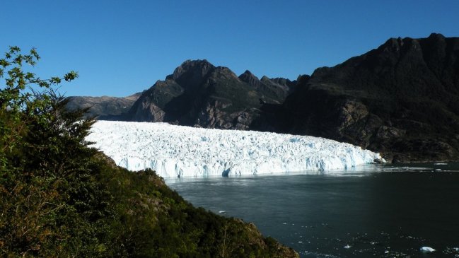 Por fragilidad del hielo: Conaf prohíbe caminatas sobre glaciar Exploradores