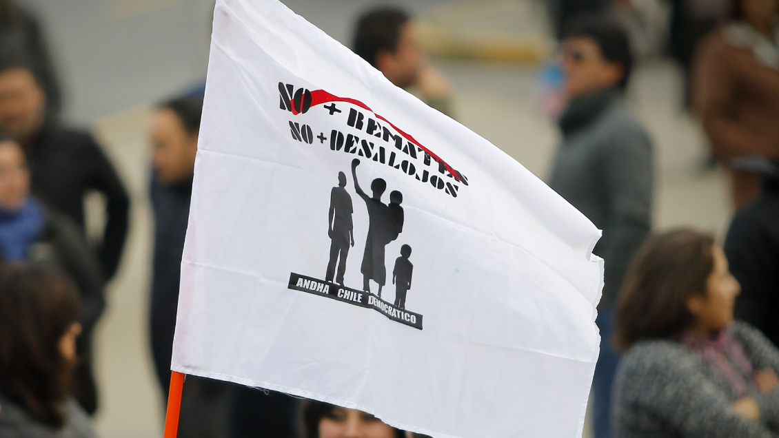 Deudores habitacionales protestan a metros de la casa de Boric