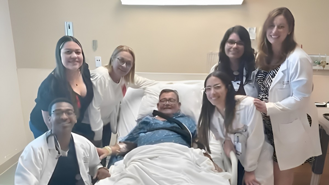 Sufrió un paro cardiaco en un restaurante y las doctoras de la mesa del lado le salvaron la vida