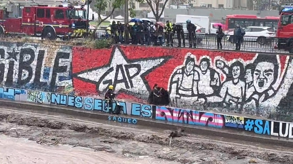 Hombre bajó a rescatar a un gatito al Río Mapocho: Lo terminaron salvando con Bomberos