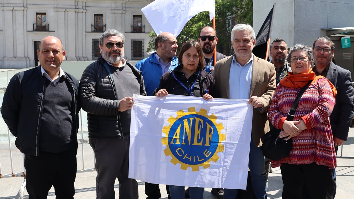 Trabajadores públicos entregaron propuesta de reajuste a La Moneda