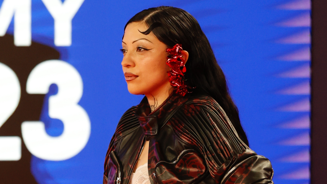 Mon Laferte troleó a hombre que criticó sus cejas: 