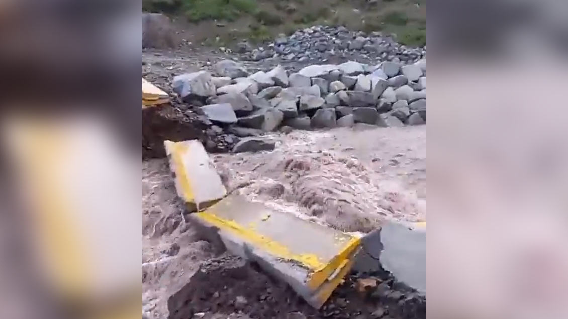 Crecida de río mantiene cortado el acceso a Baños Morales