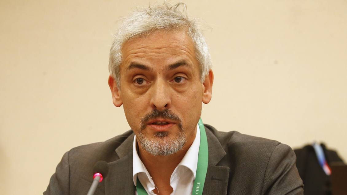 Vuelo fallido: Diputados RN exigen salida del director de Migraciones