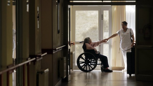 Estudio: Personas que cuidan están satisfechas, pero tienen problemas físicos y psicológicos