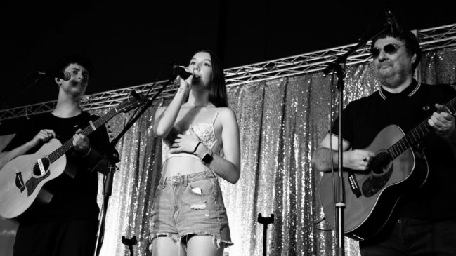 Álvaro Henríquez y su hija Olivia se lucieron cantando tema de José José