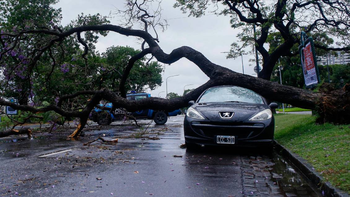 Suben a 14 los muertos por el temporal en Argentina