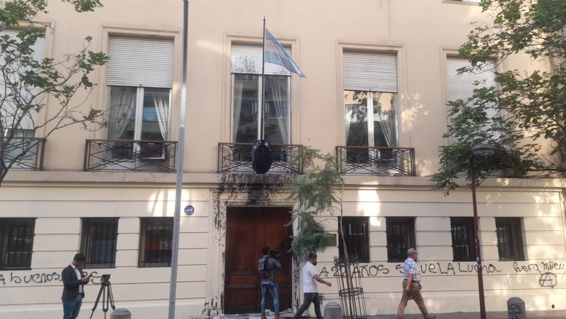 Embajada argentina en Santiago fue vandalizada con rayados contra Milei