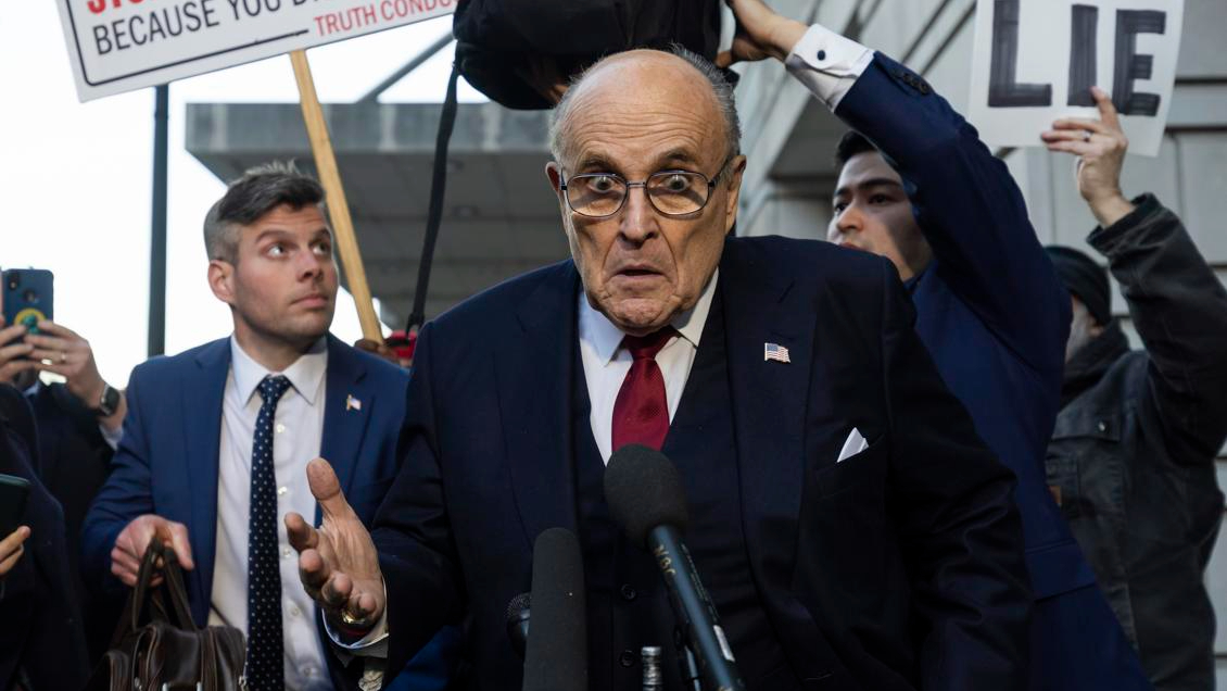 Rudy Giuliani se declara en bancarrota tras su condena millonaria por difamación