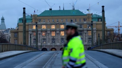   Fatal tiroteo en universidad de Praga conmociona a los checos 