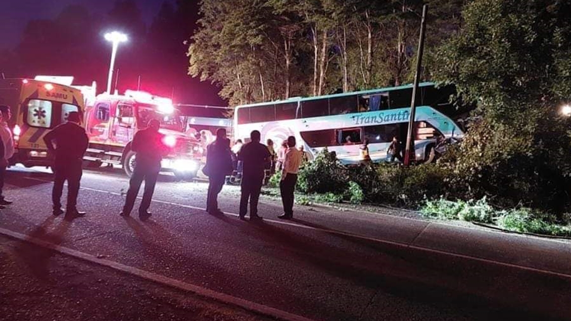 Bus de dos pisos colisionó con letrero de bienvenida de Gorbea