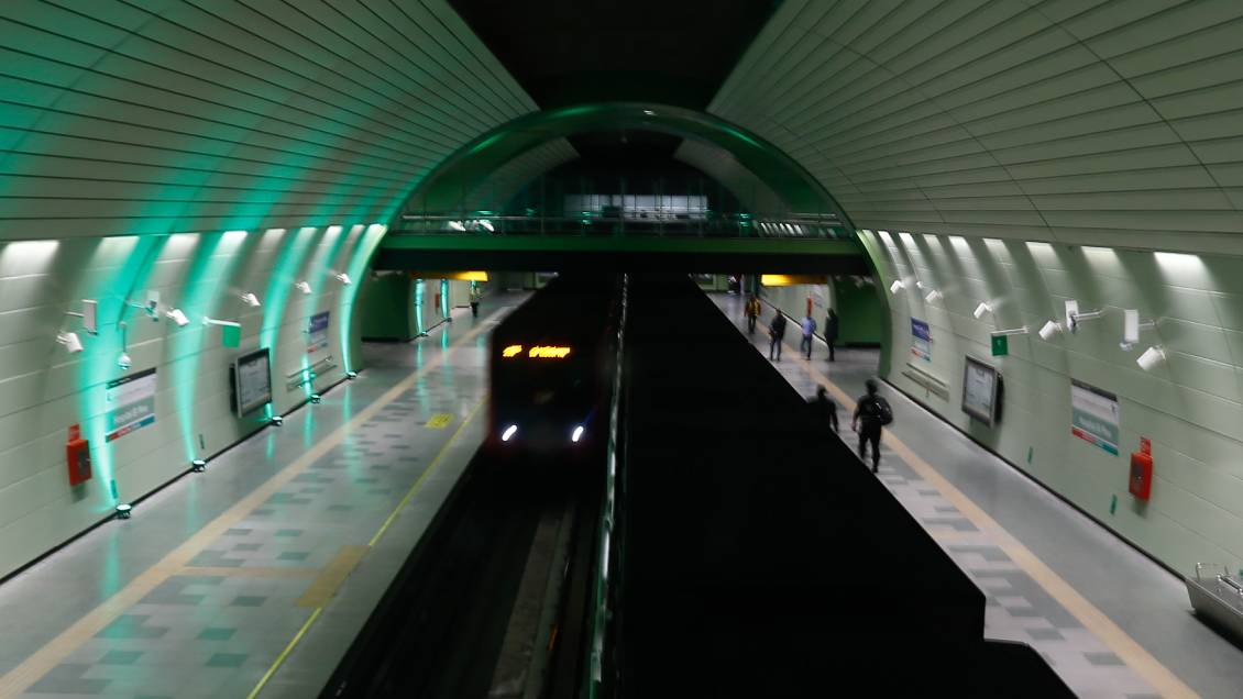 Línea 2 del Metro estuvo detenida por rescate de perrito en la vía