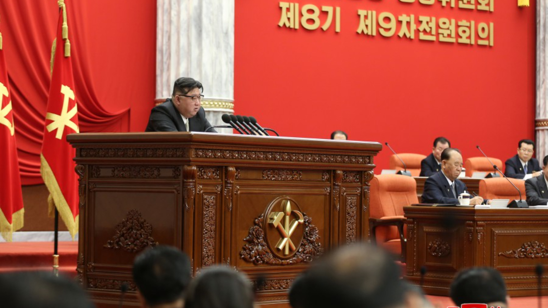 Kim Jong-un llama a un fortalecimiento nuclear e intensificar los preparativos de guerra