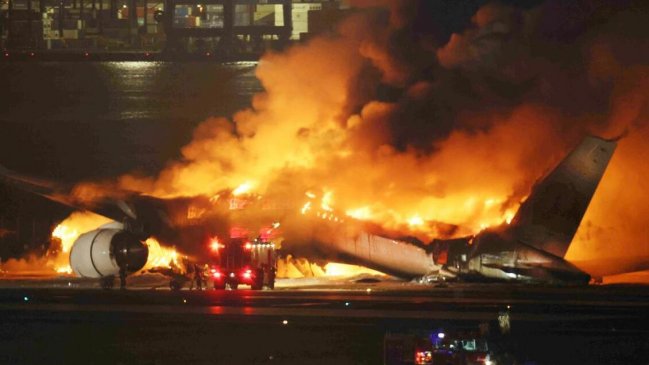 Choque de dos aviones dejó cinco muertos en aeropuerto de Tokio