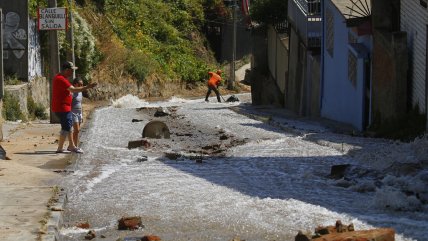  Rotura de matriz provocó enorme inundación en el Cerro Cordillera de Valparaíso  