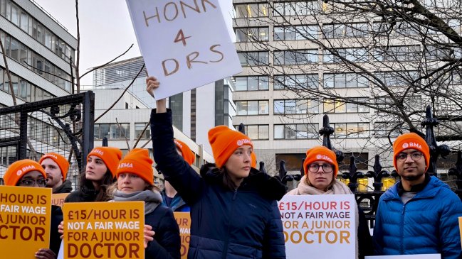 Inglaterra: Médicos residentes iniciaron histórica huelga de seis días