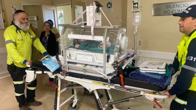 Guagua que pesó siete kilos fue trasladada a Santiago por complejo estado de salud