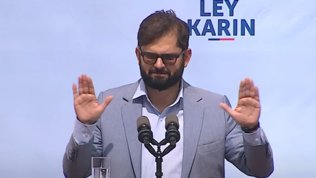 Público abucheó a la prensa por pregunta a Presidente Boric sobre general Yáñez