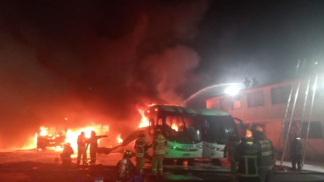 Incendio consumió 15 máquinas en aparcadero de Turbus