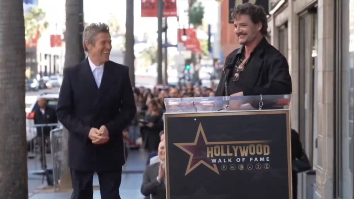 Pedro Pascal lideró entrega de estrella en el Paseo de la Fama de Hollywood a Willem Dafoe