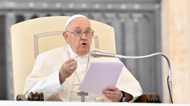   Papa pide prohibir los vientres de alquiler y critica 
