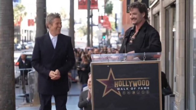 Pedro Pascal lideró entrega de estrella en el Paseo de la Fama de Hollywood a Willem Dafoe