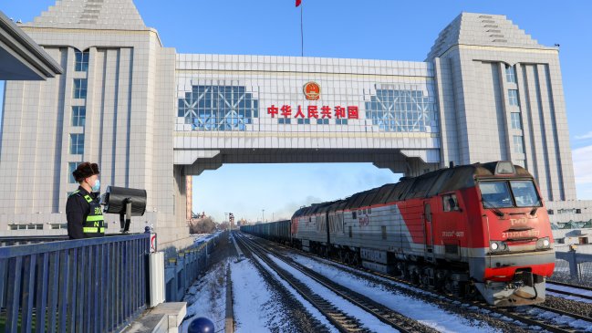 Mayor puerto terrestre de China registra récord de viajes de trenes de carga con Europa