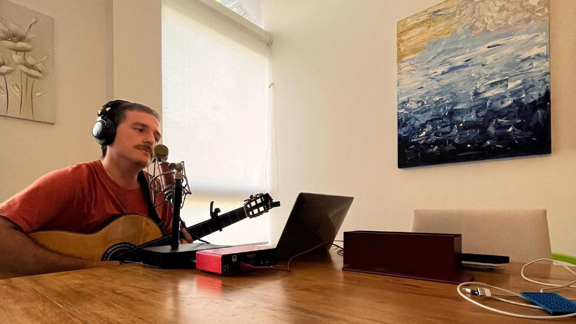 Cantante ecuatoriano murió por una bala loca mientras iba a buscar a su hijo al colegio