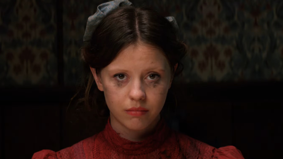Actriz Mia Goth fue demandada por un extra: acusa agresión