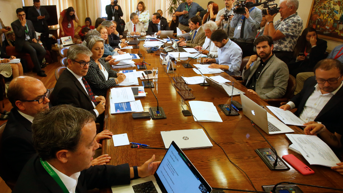 Supuesta llamada de LarraínVial a asesor del Gobierno causa polémica en Comisión del Trabajo