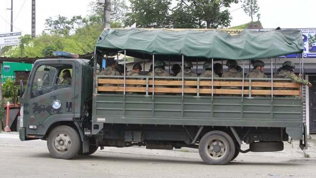 Ecuatorianos agasajan a soldados y policías en medio de su 