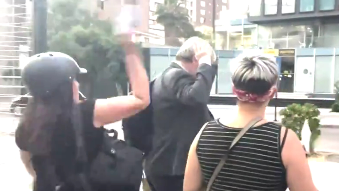 Blumel fue increpado por víctimas del estallido: 