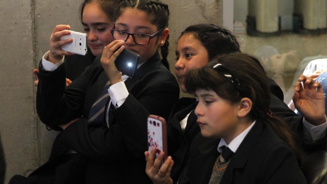  Diputados anunciaron proyecto para regular uso de celulares en salas de clases  