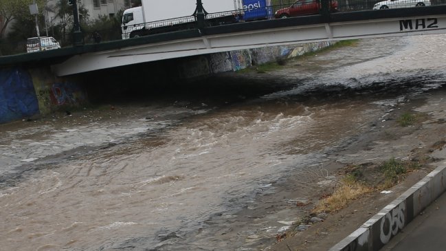 Mujer cayó al río Mapocho y un hombre intentó salvarla: Fueron rescatados por Bomberos
