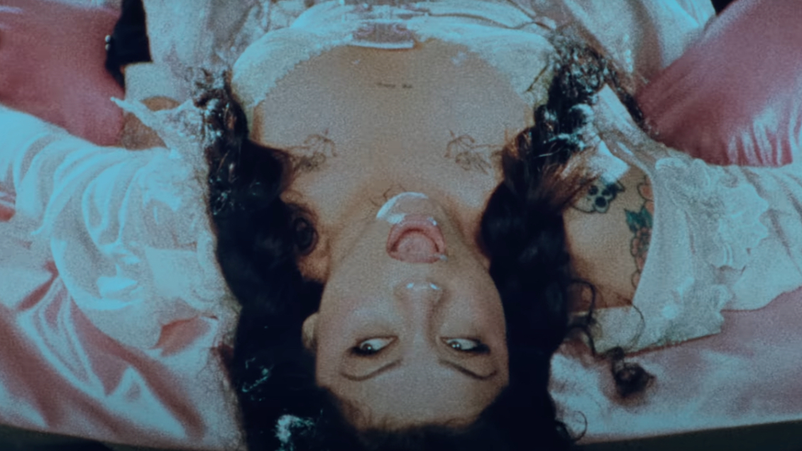 Mon Laferte a quienes tildan su video de obsceno: 