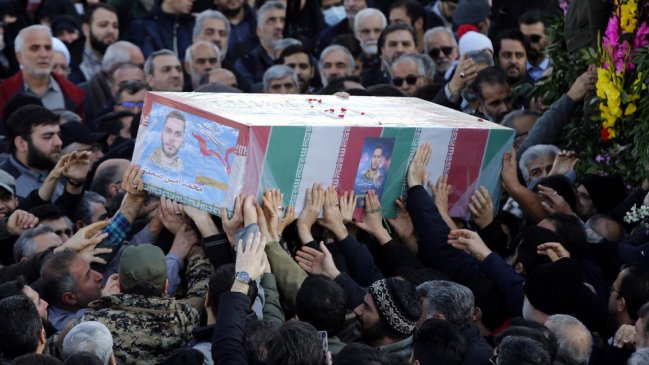 Irán entierra a dos generales de la Guardia Revolucionaria y pide venganza contra Israel