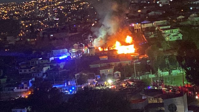 Incendio en Cerro Mariposa afectó a cinco viviendas