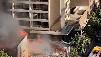   Vecino intentó combatir incendio con una manguera desde edificio en Santiago 