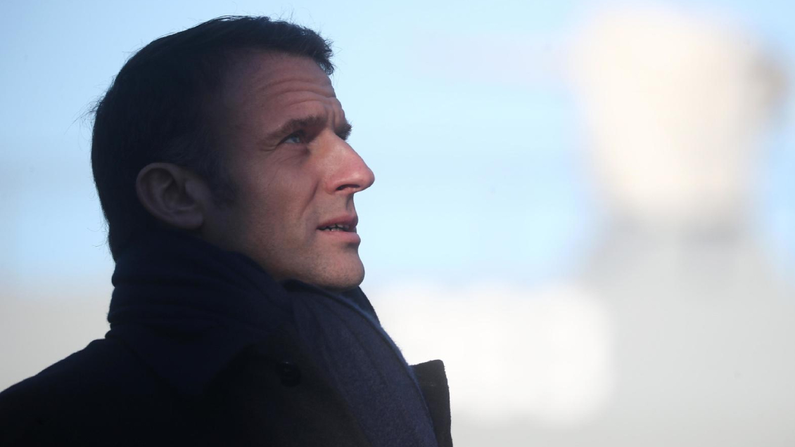 Macron promulgó suavizada versión de la polémica ley de inmigración