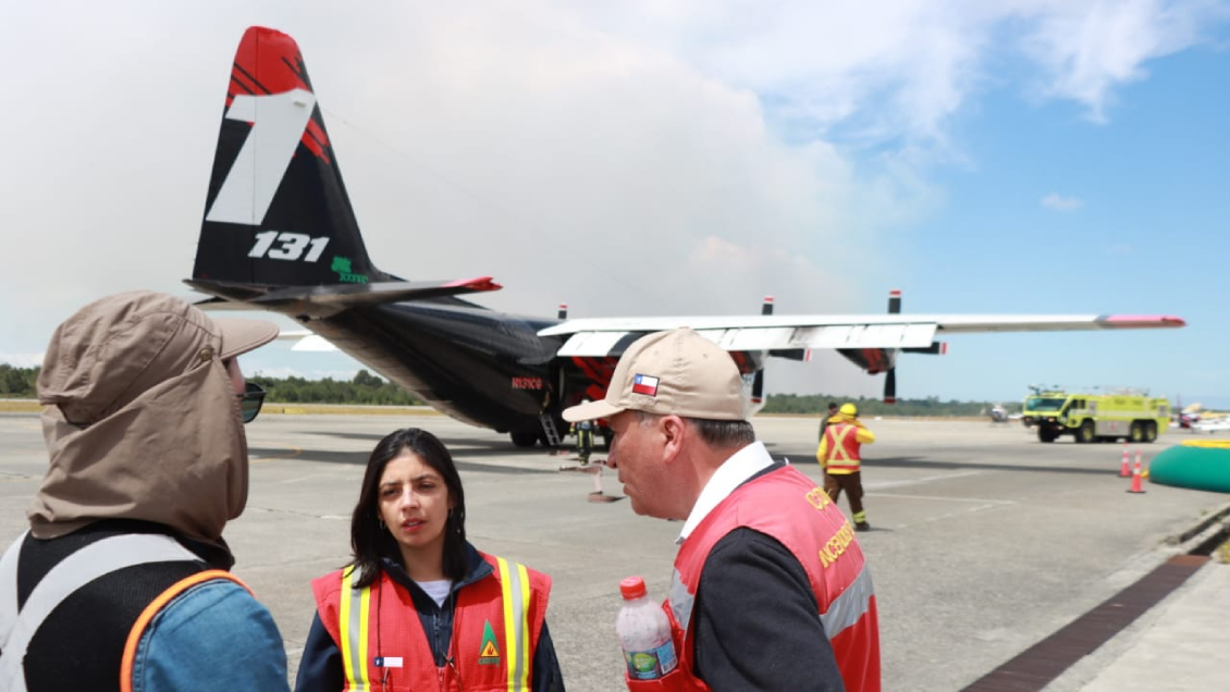 Avión Hércules se sumó a flota que combate incendio en Puerto Montt