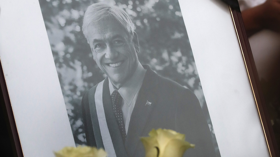 Entre vítores, cuerpo de Sebastián Piñera llegó a Valdivia escoltado por su familia