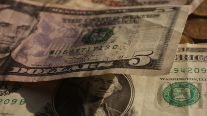   Dólar sufre tercera jornada de alza y ya supera los 950 pesos 