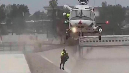 Hombre se lanzó a río para salvar a su perro y fue rescatado por helicóptero