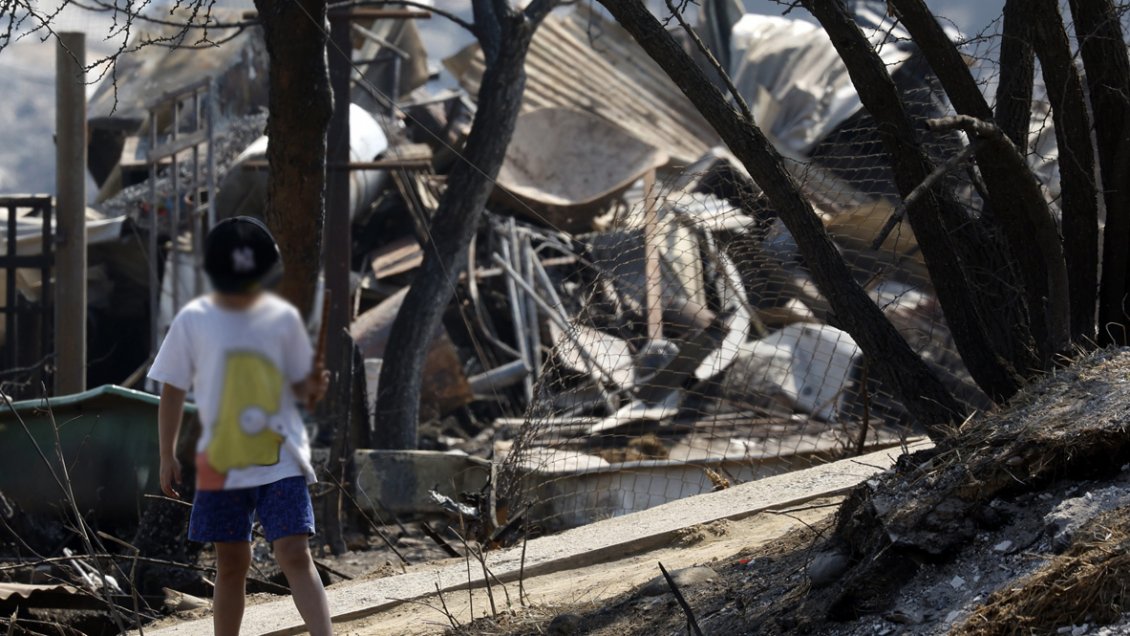 Mineduc trabaja para garantizar inicio de año escolar a alumnos de colegios quemados en Valparaíso