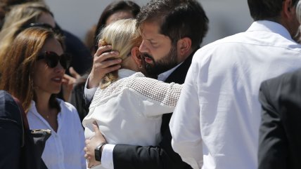 El emotivo abrazo del Presidente Boric con la viuda de Sebastián Piñera